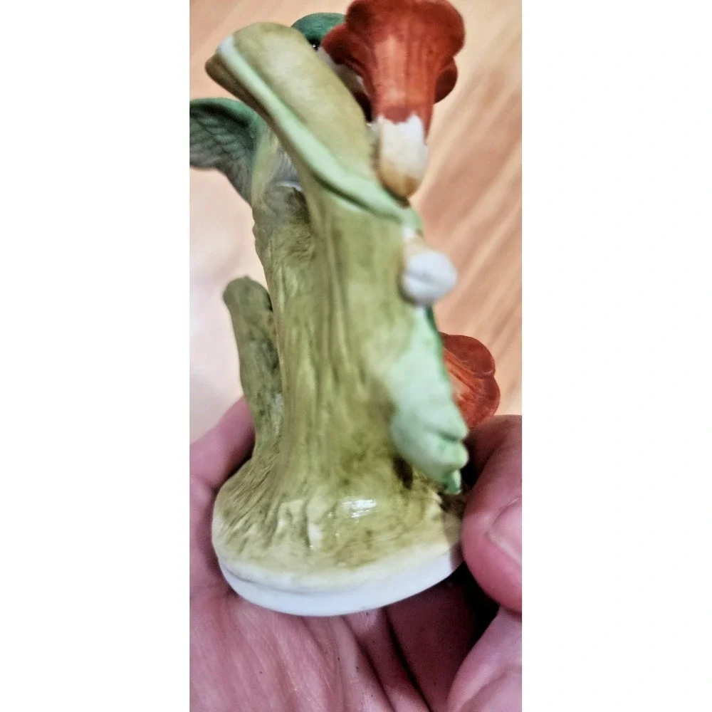 Lefton sweet little Hummingbird drinking nectarine from a flower figurine